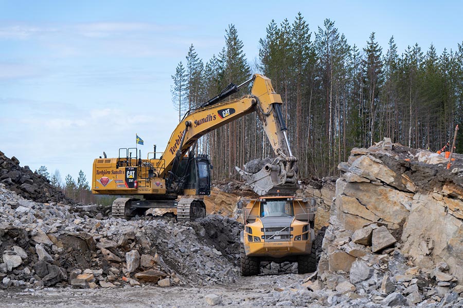 Lastning av berg med Cat 374F på Volvo dumper. Torbjörn Sundh Entreprenad