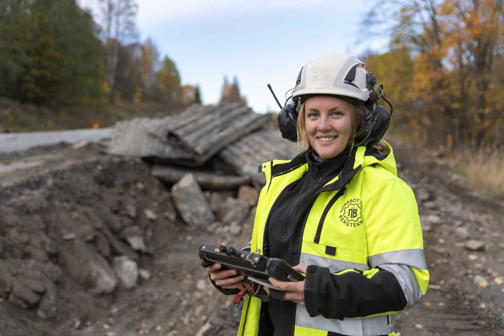 Elina Lundgren blaster at Norrbottens Bergteknik. The image is also used as an illustration for the page Contact, Our companies, Start page and Home.