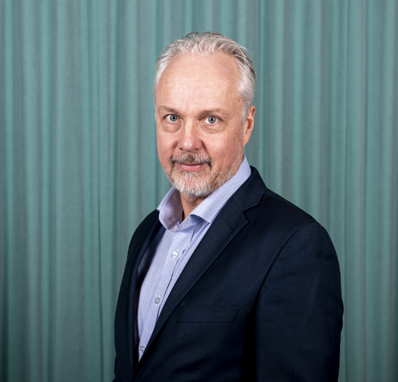 Niklas Alm IR-kontakt och presskontakt. IR- och kommunikationsansvarig.