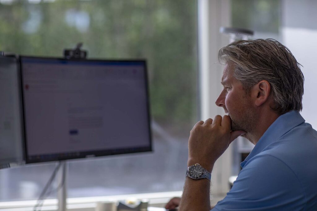 Employee at computer screen. The image is used as an illustration on the Reports and presentations page.